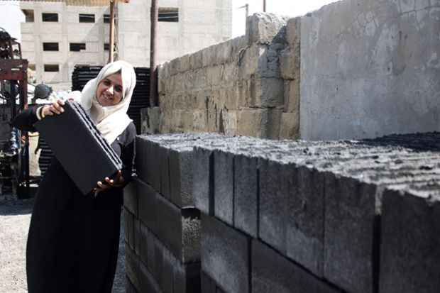 Engenheira de Gaza criou tijolos usando escombros de guerra