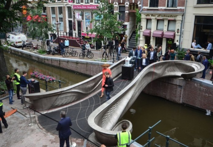 A primeira passarela de aço impressa em 3D do mundo foi inaugurada em Amsterdã, na Holanda