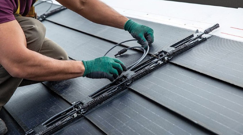 Telhas solares no estilo ‘shingle’ podem ser pregadas em qualquer telhado