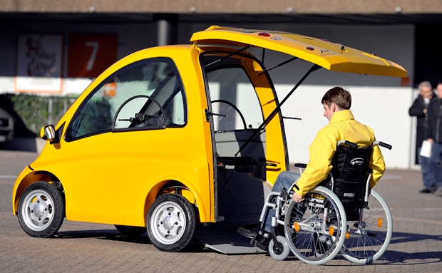 Primeiro carro elétrico para usuários de cadeiras de rodas que não demanda habilitação