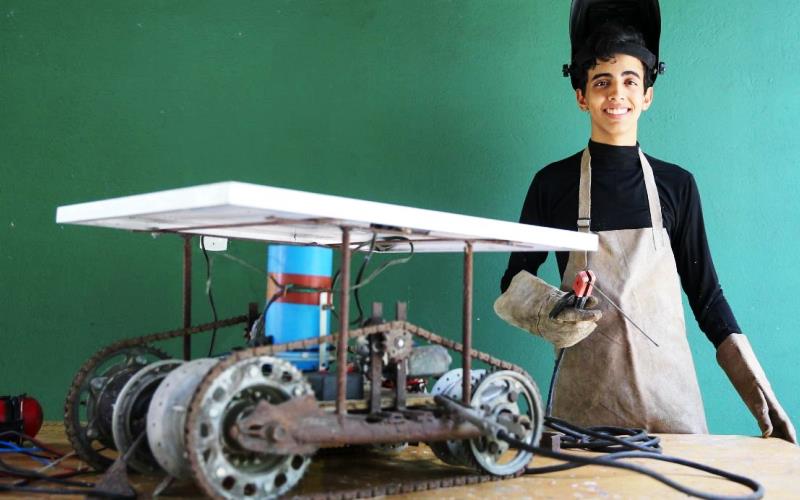 Jovem do CE usa peças de moto velha para criar robô que fomenta agricultura familiar e é premiado