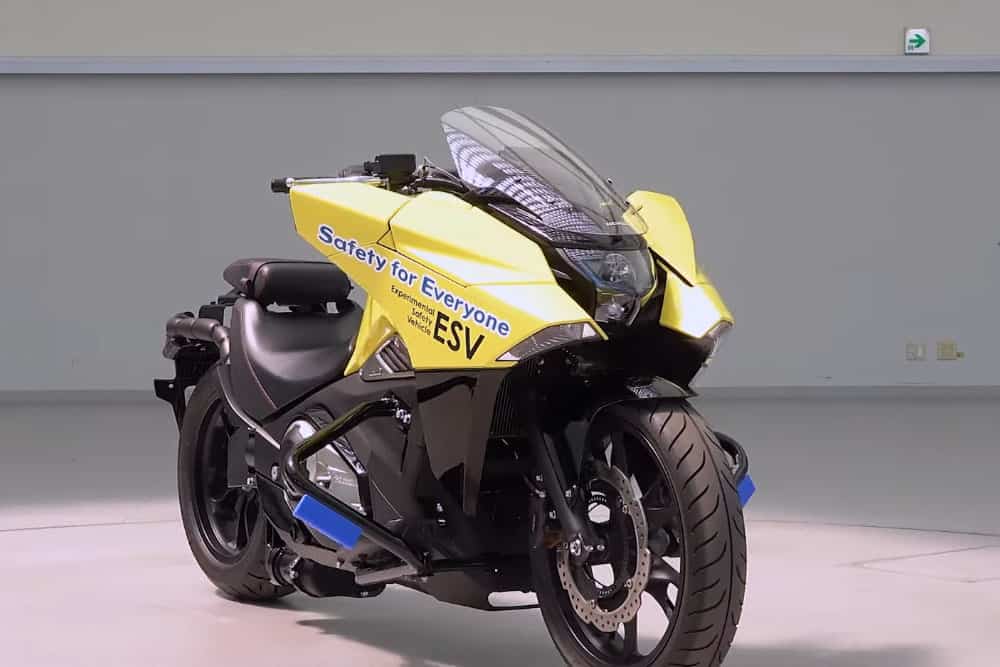Honda apresenta moto elétrica que não cai e vem com sistema de assistência de direção
