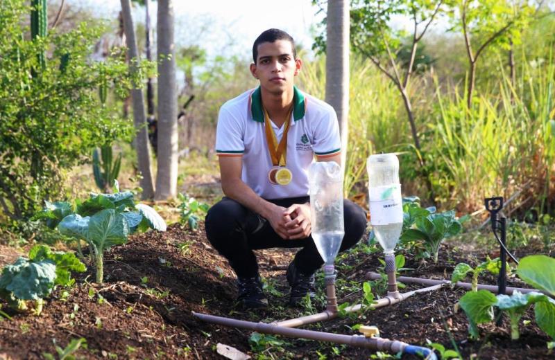 Jovem do Ceara cria bomba de irrigação com recicláveis que garante que pequenos agricultores plantem o ano todo