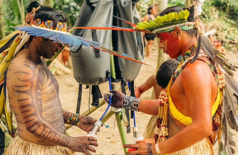 Jovens levam tecnologia portátil de purificação de água para as aldeias Yanomami