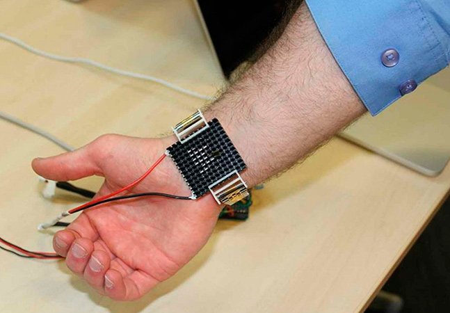 Estudantes do MIT criam pulseira com ar condicionado