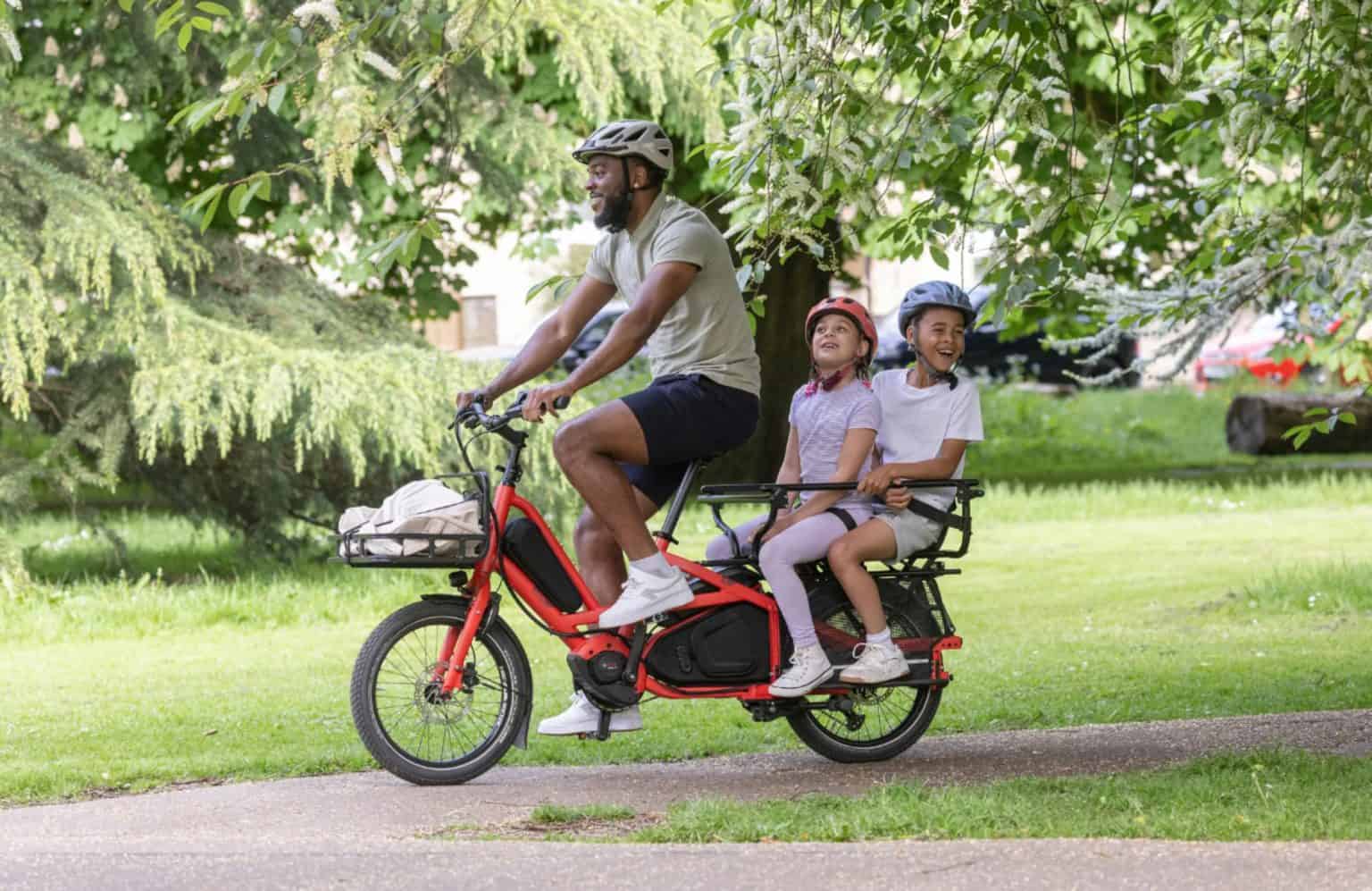 Bicicleta elétrica para família transporta até 3 pessoas