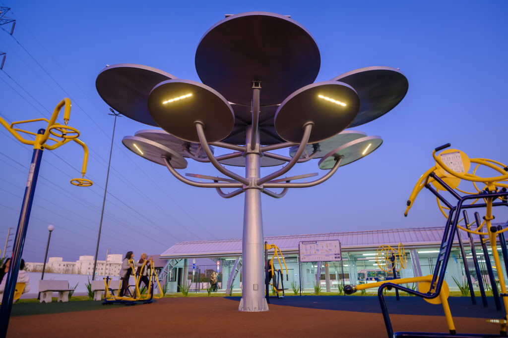 “Araucária solar” gera energia para terminal de ônibus no Paraná