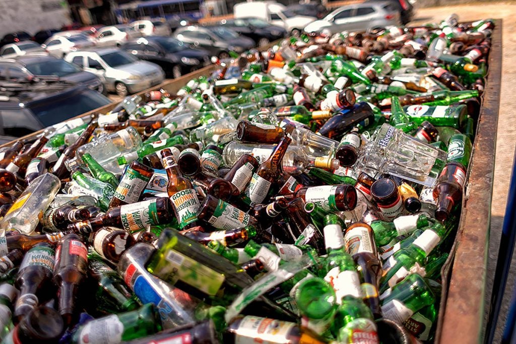 Cimento sustentável feito com vidro reciclado e resíduos