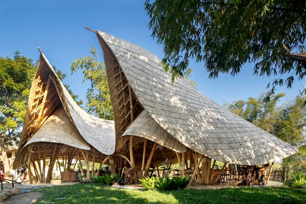 Escola de bambu ganha prêmio arquitetônico internacional