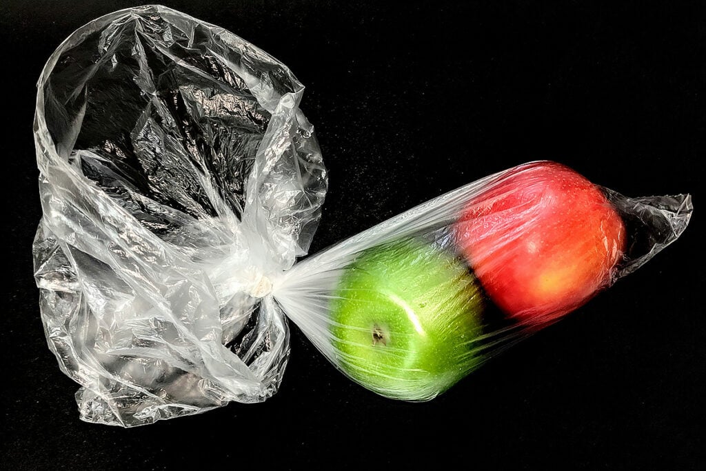 Embalagens são fontes diretas de microplásticos em alimentos