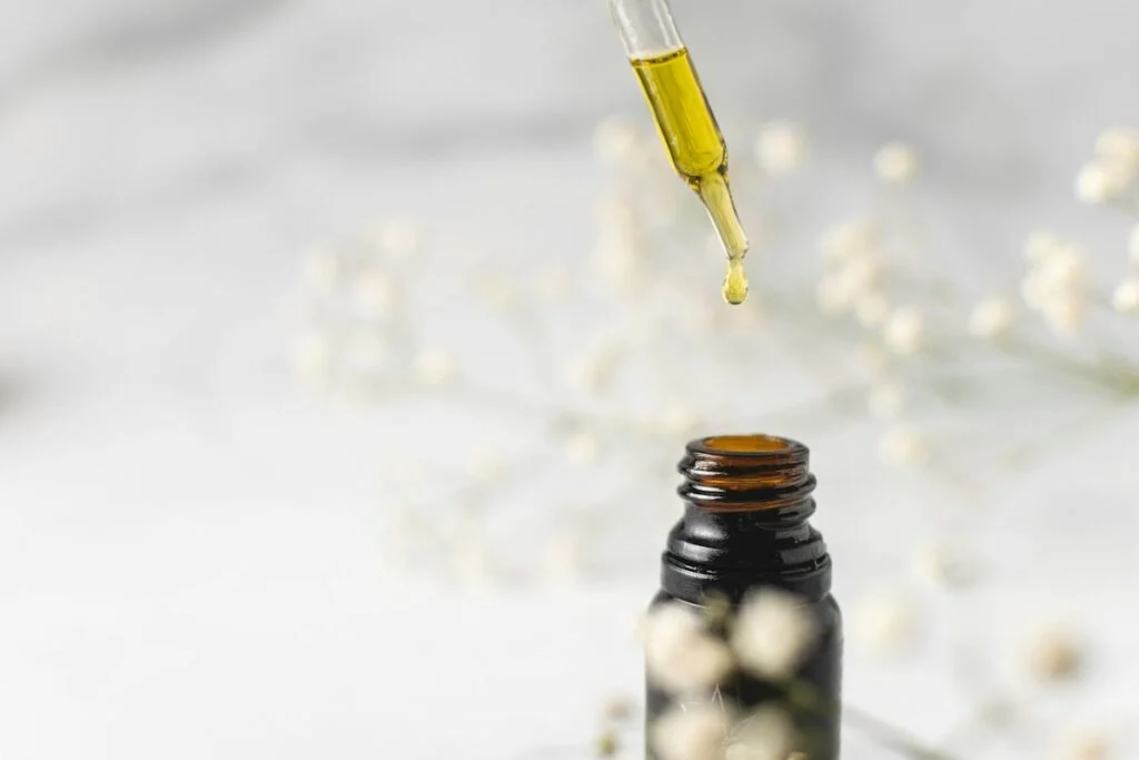 Aromaterapeuta indica óleos essenciais para o sistema respiratório no frio