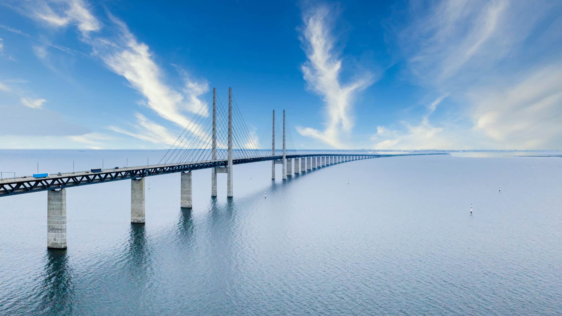 Conheça a ponte que some no mar unindo dois países