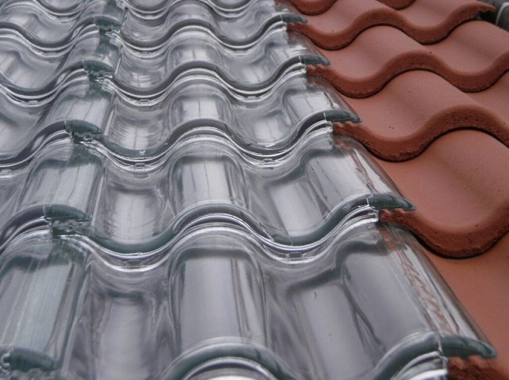Telhas de vidro geram energia solar