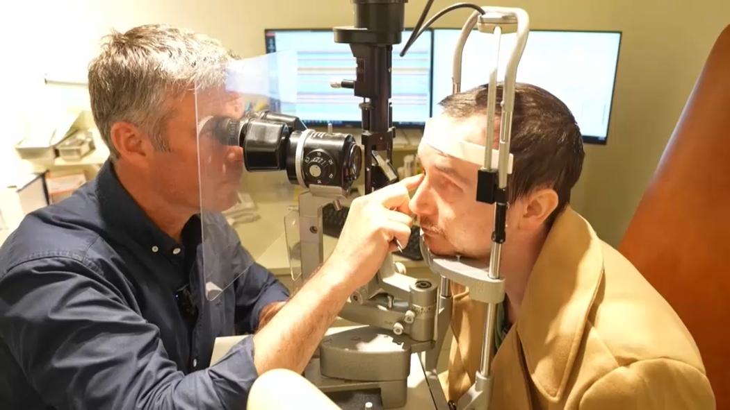 HOMEM RECUPERA A VISÃO APÓS TER DENTE ‘IMPLANTADO’ NO OLHO