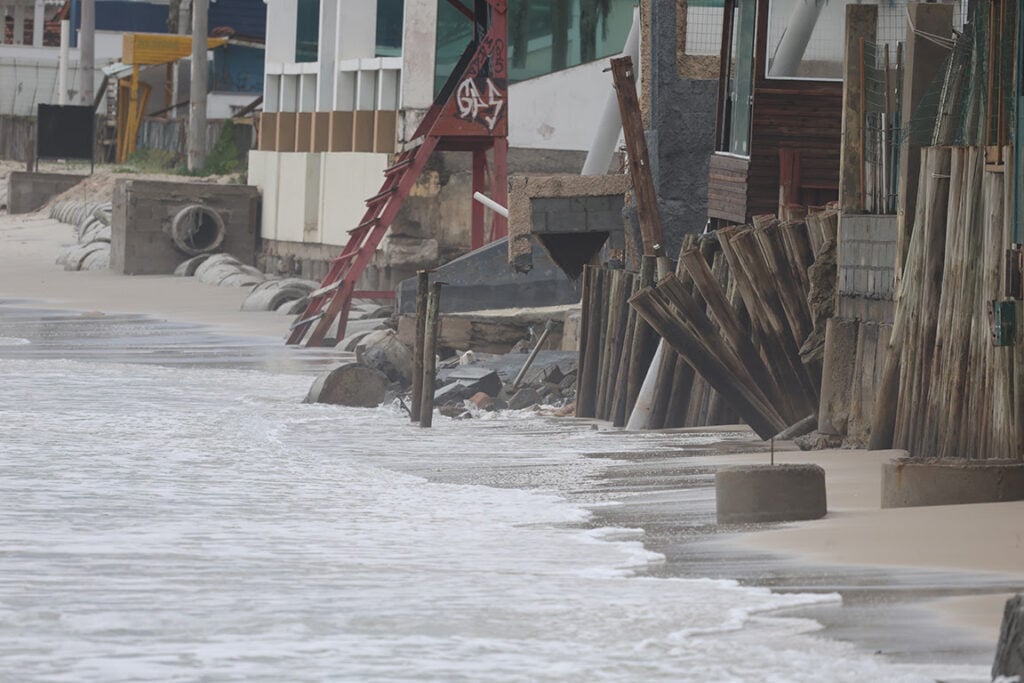 Mar sobe e ameaça construções em SC Mar sobe e ameaça construções em SC