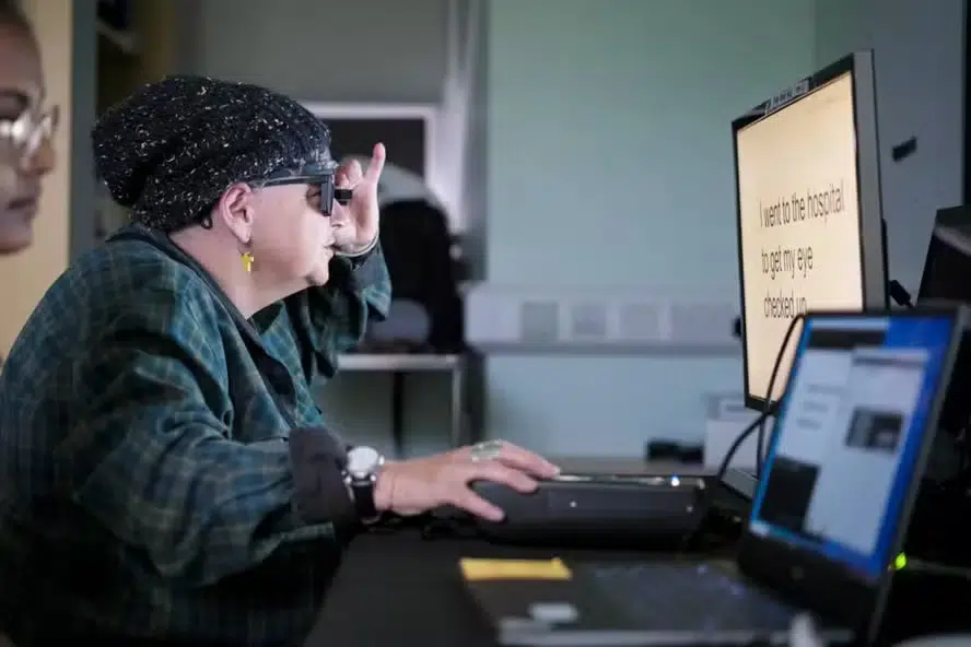 Novo implante na retina recupera visão em idosos que passam a ler novamente